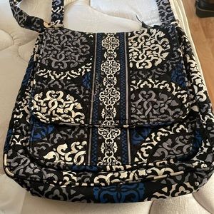 Crossbody Vera Bradley with cosmetic bag.